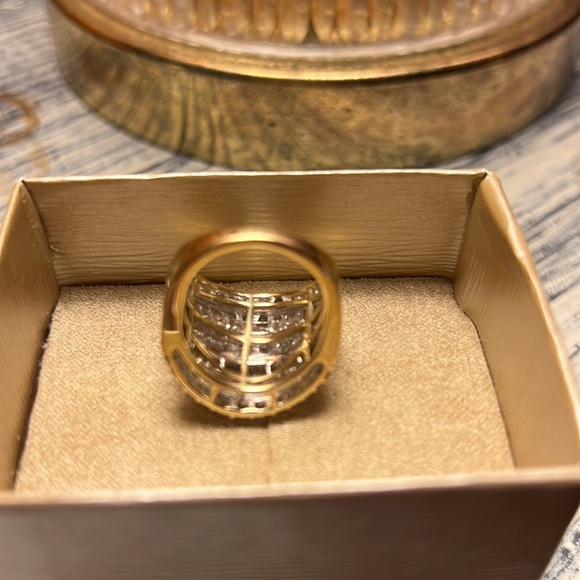 3.5 CTW  natural diamond cluster ring set in 10k gold. Size 7. - Picture 5 of 11